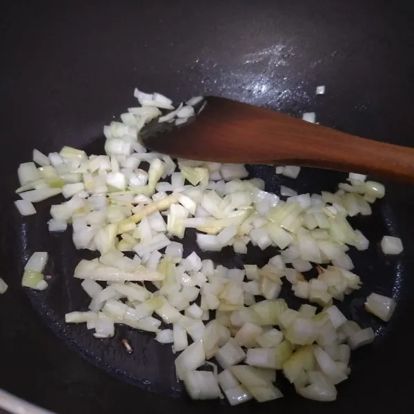 Tumis bawang bombay hingga layu dan harum.