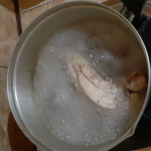 Rebus ayam 3 menit di air mendidih, lalu potong dadu. Simpan air rebusan, jangan dibuang