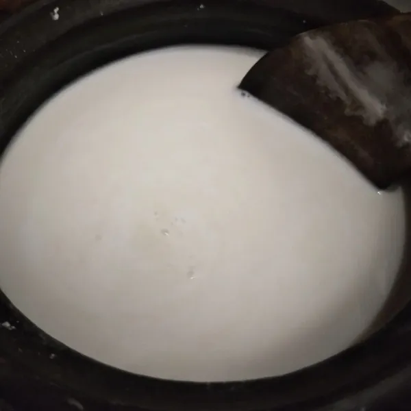 Campur tepung beras dan santan, aduk hingga tepung larut. Masak hingga mendidih sambil terus diaduk.