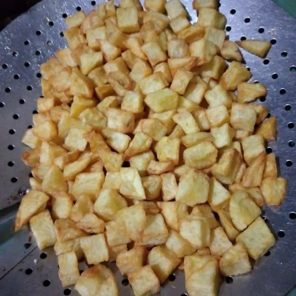 Kupas kentang potong kecil-kecil kemudian goreng hingga kering angkat dan tiriskan