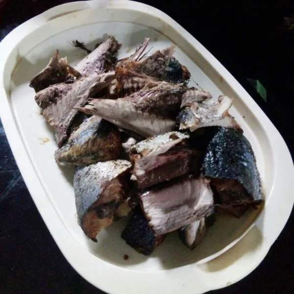 Kemudian goreng ikan cakalang hingga setengah kering. Setelah itu pisahkan daging dan durinya, sisihkan dahulu.