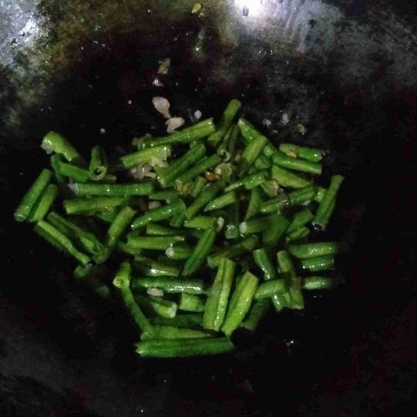 Masukkan kacang panjang. Oseng sampe layu.