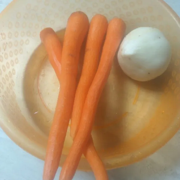 Bersihkan wortel dan bengkoang.