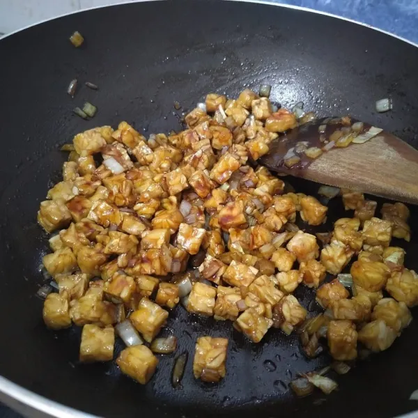 Kemudian masukkan tempe. Aduk hingga tercampur rata lalu tes rasa. Jika kurang bisa tambahkan bumbu. Setelah bumbu meresap, angkat.