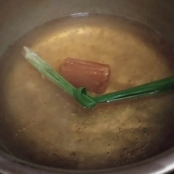 Masak bahan kuah hingga gula merah larut dan air menyusut.