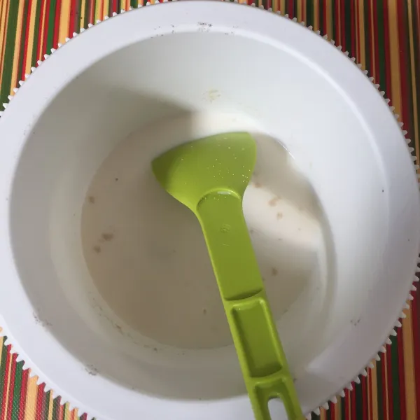 Dalam satu wadah campurkan susu cair hangat dengan ragi lalu diaduk agar tercampur rata, setelah itu masukan tepung dan telur aduk lagi menggunakan spatula.