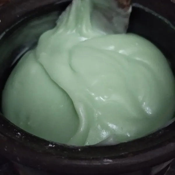Masak hingga bubur benar-benar mengental. Angkat dan sisihkan.