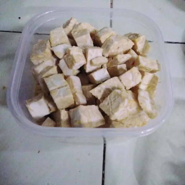 Potong dadu tempe dan tahu .