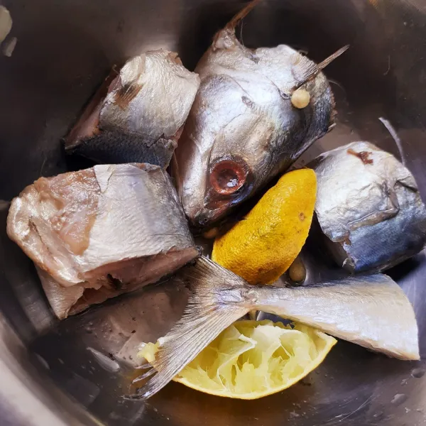 Cuci bersih ikan kemudian marinasi dengan jeruk nipis agar tidak amis.
