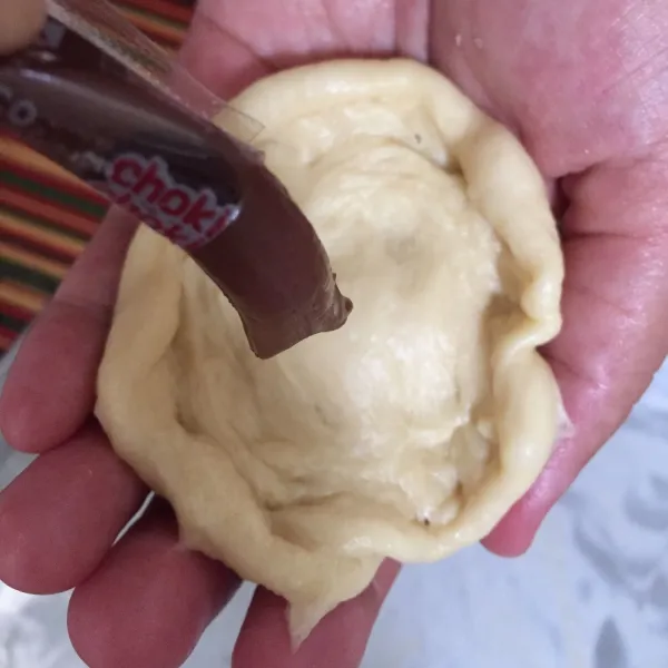 Pipihkan adonan masukkan coklat pasta, bulatkan langsung masukan kedalam loyang.