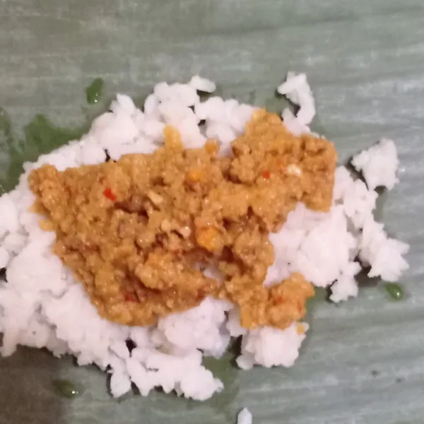 Tambahkan 1 sdm oncom di atas nasi.