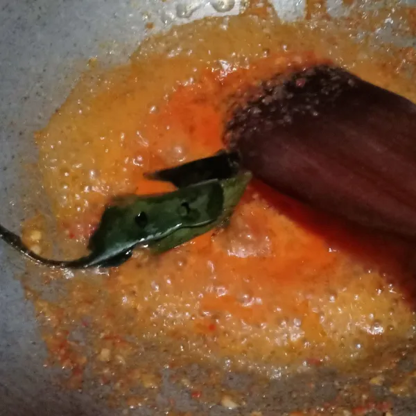 Haluskan bawang merah,bawang putih,cabai merah,cabai rawit,lalu tumis sampai harum,masukkan 1 lembar daun salam.