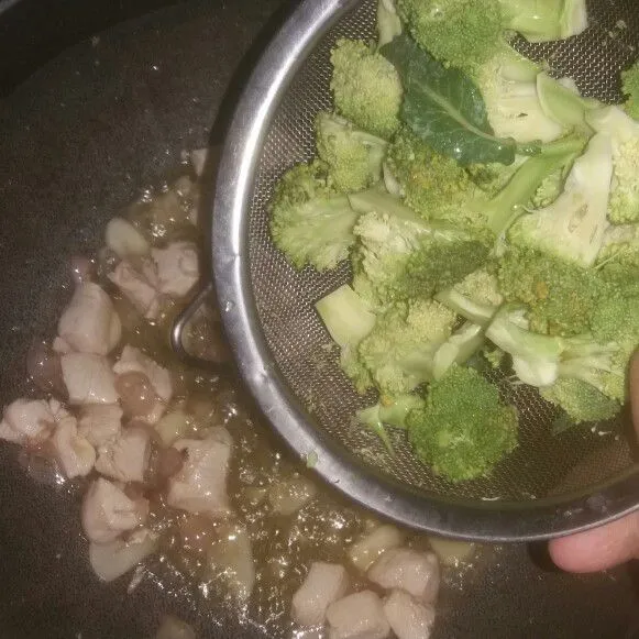 Kemudian masukkan brokoli, tumis hingga brokoli layu.
