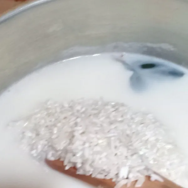 Masukkan beras yang telah dicuci bersih,masak hingga air menyusut (aron). diamkan selama 10-15 menit.