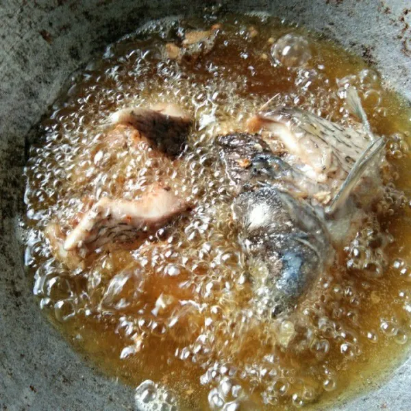 Goreng ikan dalam minyak panas hingga matang tidak perlu sampai kering, angkat dan tiriskan.