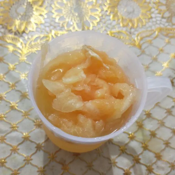 Tuang air gula, air perasan jeruk dan blewah ke dalam gelas tambahkan es.