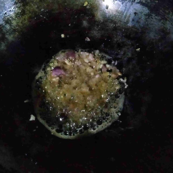 Tumis bawang merah dan putih sampai harum.