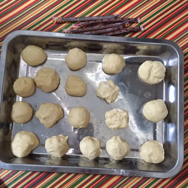 Setelah 4 jam bagi adonan menjadi beberapa bagian sesuai selera, saya bagi menjadi 24 buah.