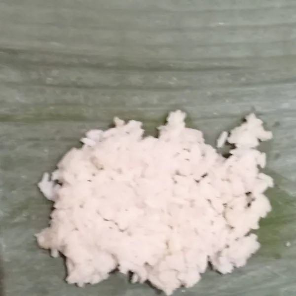 Siapkan daun pisang,tata nasi di atas daun pisang.