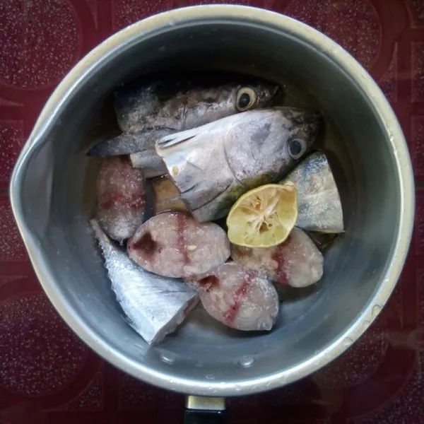 Bersihkan ikan cakalang, kemudian potong. Marinasi dengan air jeruk nipis dan garam. Diamkan beberapa saat, bilas bersih.