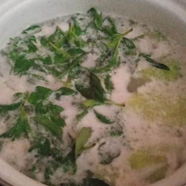 Terakhir masukkan daun kemangi. Cicipi jika rasanya sudah pas matikan kompor.