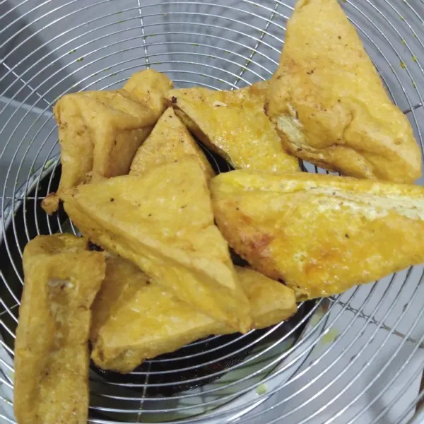 Goreng tahu sampai matang.