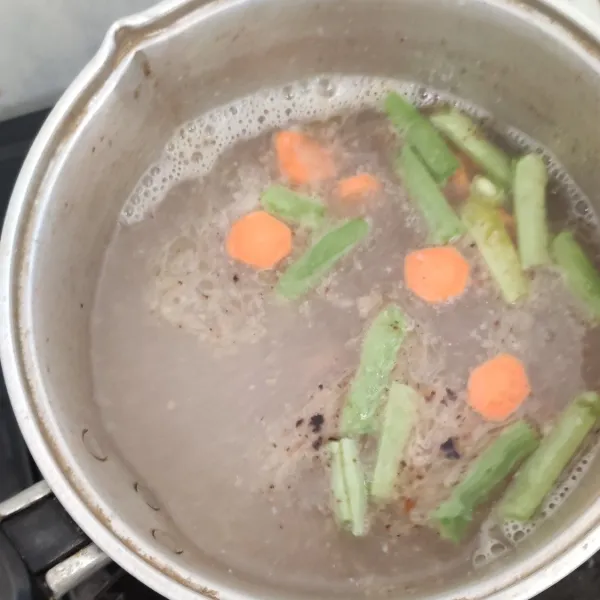 Masukkan kentang, wortel dan buncis rebus hingga matang, tingkat kematangan sayur sesuai selera.