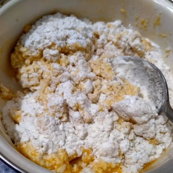 Lalu masukkan terigu dan tepung sagu ke dalam adonan. Aduk rata kembali.