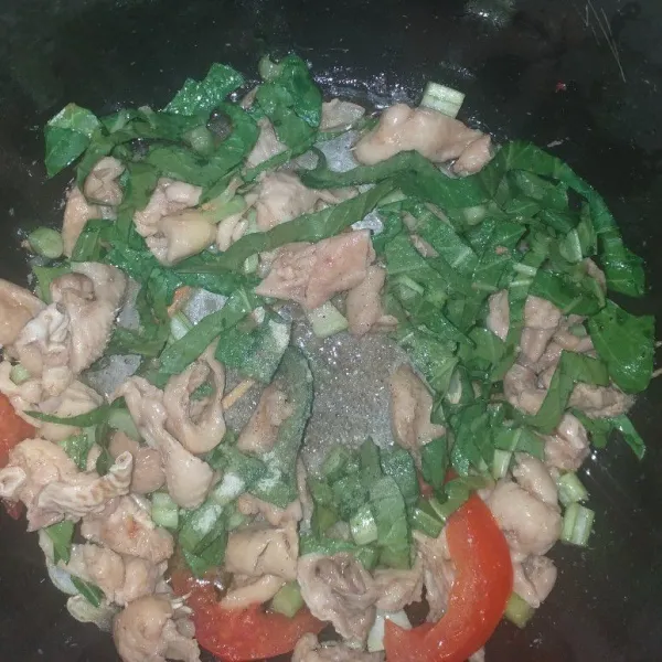 Masukkan daging ayam dan sawi hijau. masak sebentar sampai ayam matang