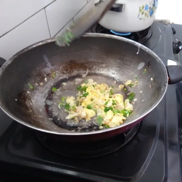 Tambahkan telur puyuh, orak arik, lalu masukkan daun bawang.