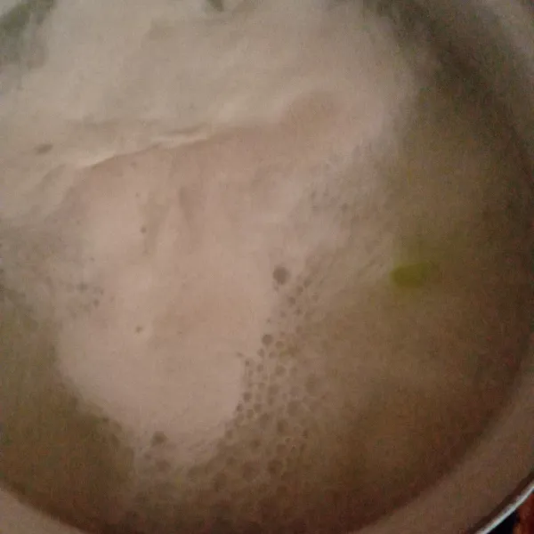 Masukkan gula dan garam.