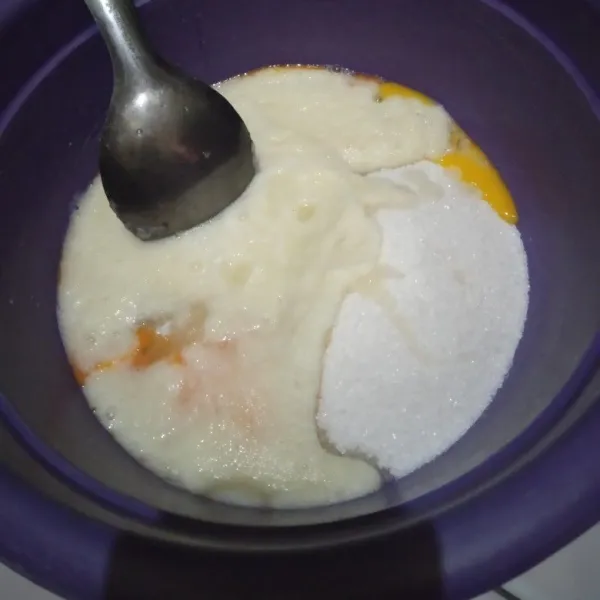Campurkan gula, telur, bawang putih dan royco.