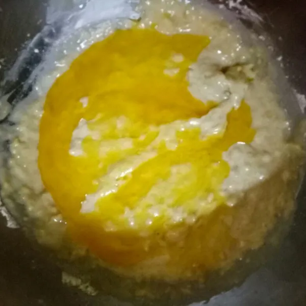 Masukan margarin yang sudah dicairkan lalu aduk hingga adonan tercampur rata.