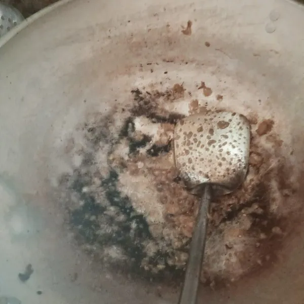 Tumis bumbu halus sampai harum.