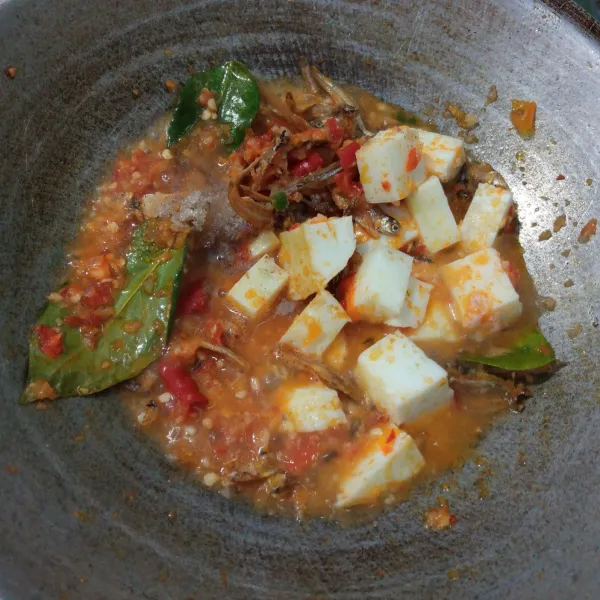 Tambahkan gula,garam,lada bubuk dan air, aduk rata. Masak sampai bumbu meresap dan air menyusut. Sajikan.