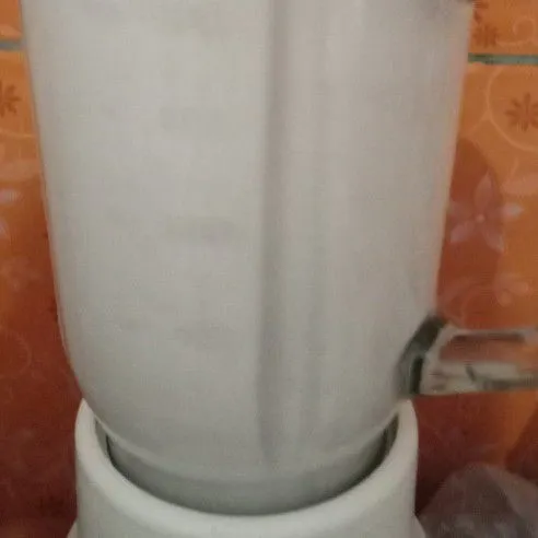Blender kelapa dengan 400 ml air hangat kemudian saring ambil santannya.
