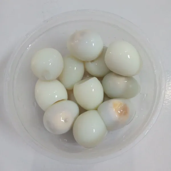 Rebus telur puyuh kemudian kupas.
