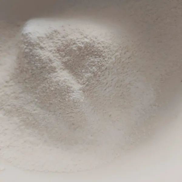 Ayak tepung terigu bersama baking powder.