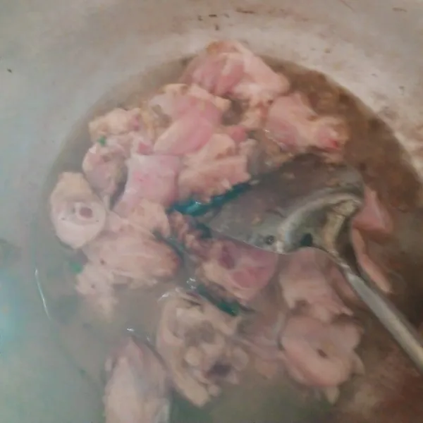 Masukan ayam yang sudah di potong kecil, tambahkan gula pasir garam kecap dan kaldu bubuk aduk rata masak sampai mendidih dan meresap.