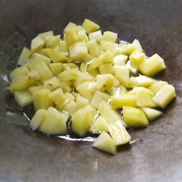 Goreng kentang sampai kering sisihkan.