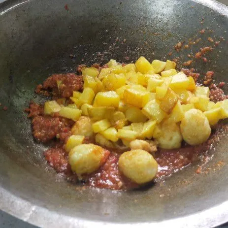 Masuk terus dan masukkan kentang yang sudah di goreng.