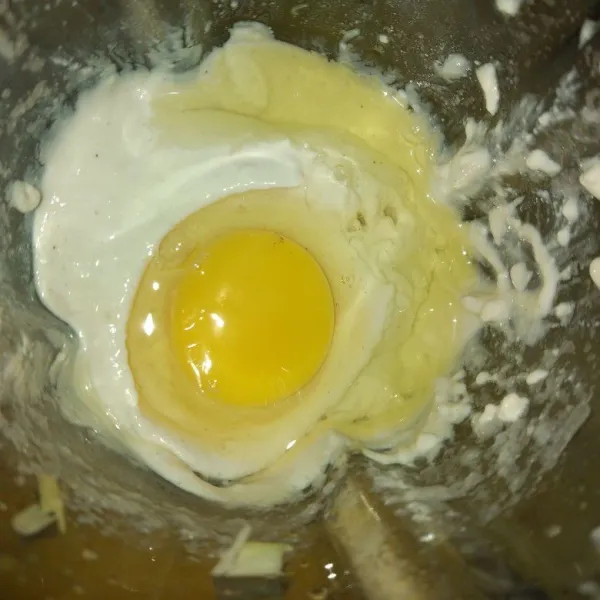 Setelah adonan tahu halus, masukkan telur 1 biji, blender lagi hingga tercampur rata.