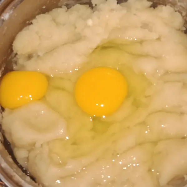 Setelah dingin masukan telur kemudian mixer hingga tercampur rata tekstur adonan jadi lembut dan gampang di spuit.