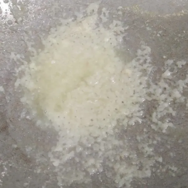 Tumis bumbu halus sampai harum.