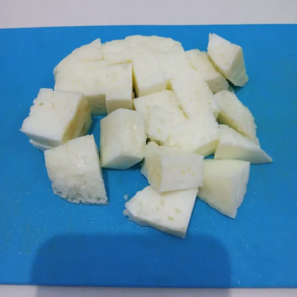 Kukus putih telur. Kemudian potong-potong.