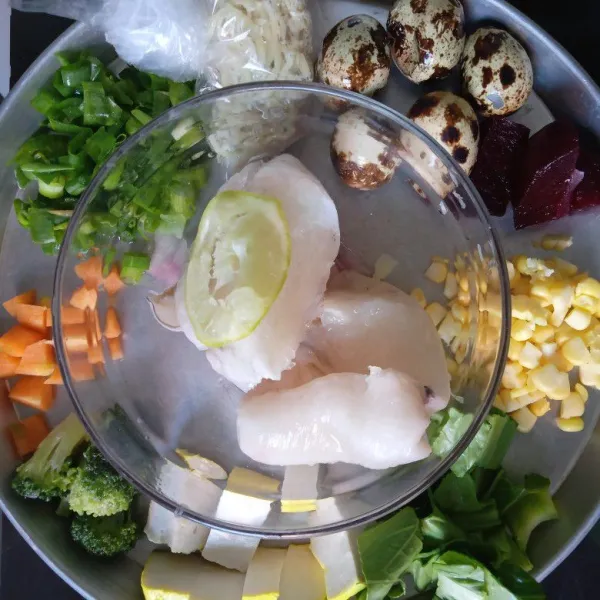 Siapkan bahan, cuci bersih semua bahan, lumuri balakutak dengan jeruk lemon, diamkan 5 menit. Untuk sayuran, cuci lalu tiriskan.