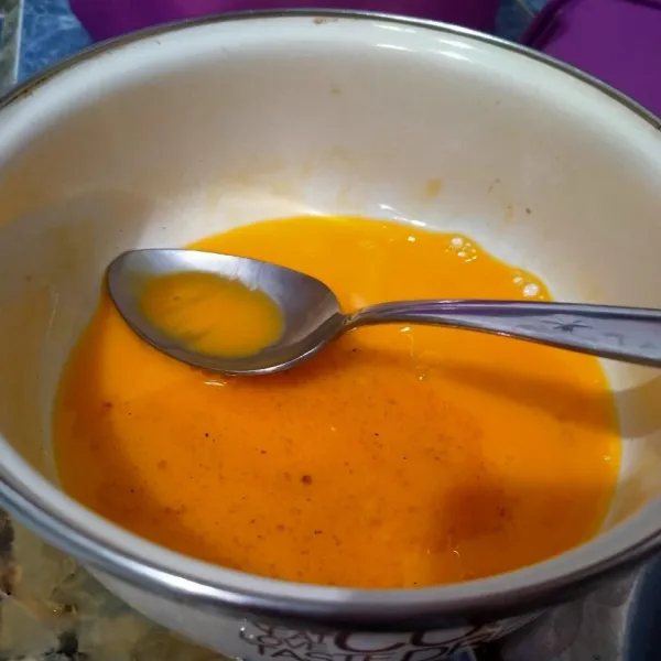 Kocok telur bersama merica dan kaldu jamur.