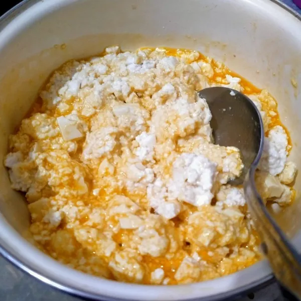 Kemudian masukkan tahu ke dalam kocokan telur. Aduk merata.