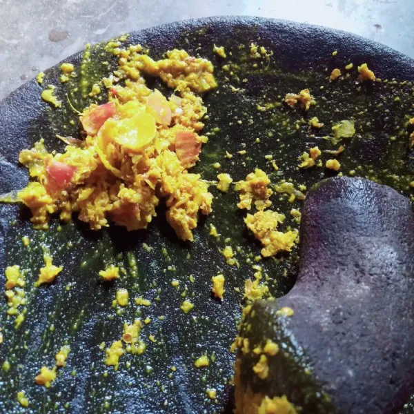 Siapkan cobek lalu uleg semua bumbu sampai halus.