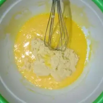 Kocok kuning telur dengan menggunakan whisker. Masukkan tape aduk sampai rata dan mengkilat.